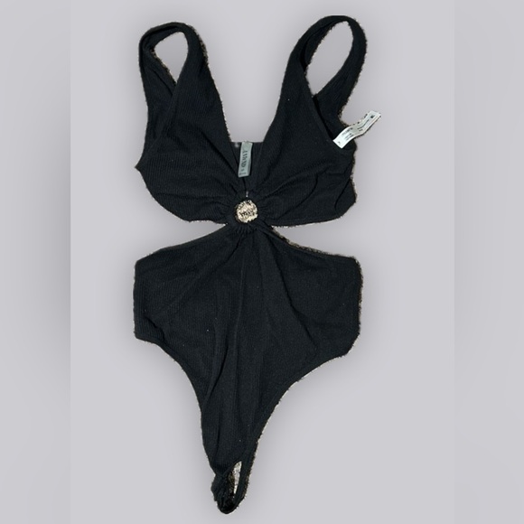 Black Bodysuit with ring Cutout Design - Picture 2 of 5
